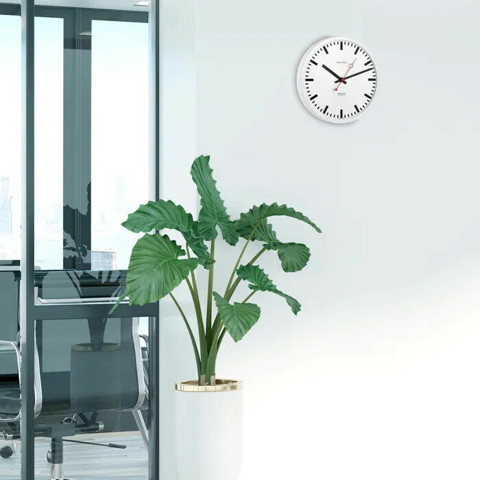 Pendule murale &agrave; quartz blanche Hermle en situation