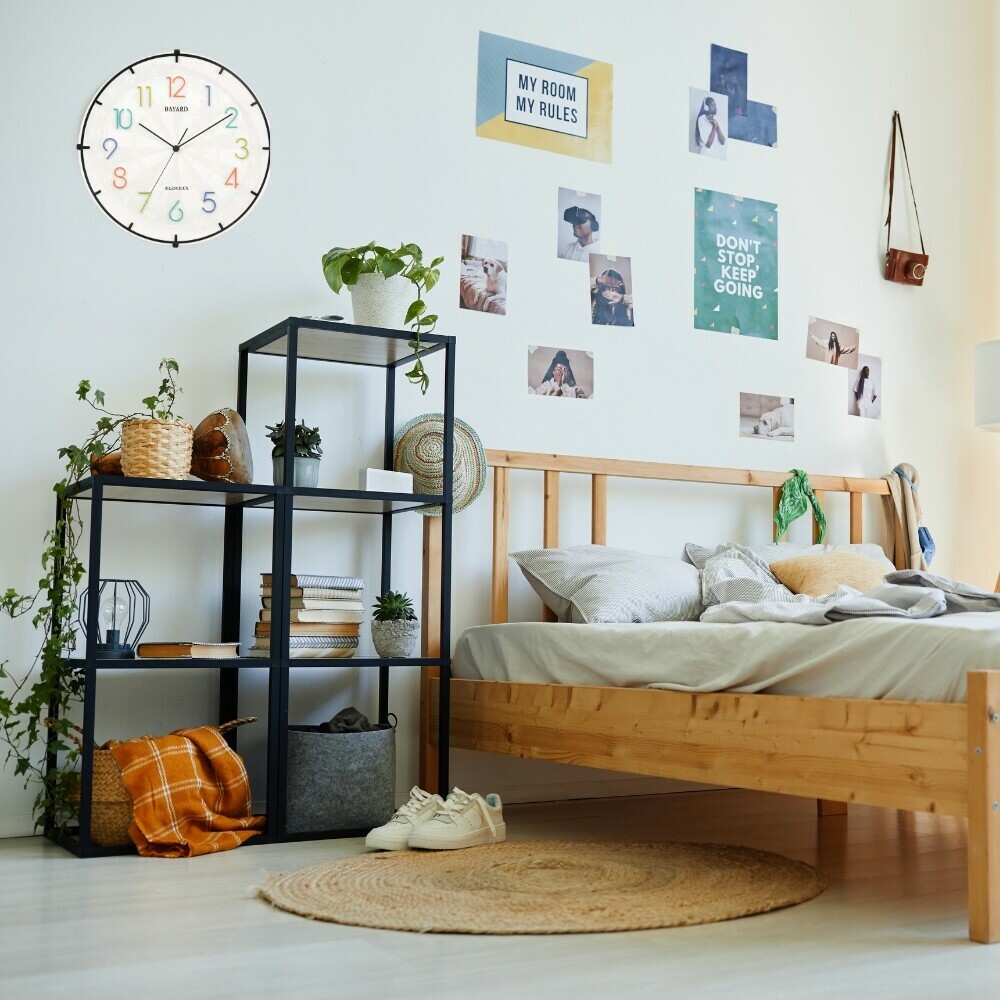 Horloge murale ronde blanche chiffres color&eacute;s_situation
